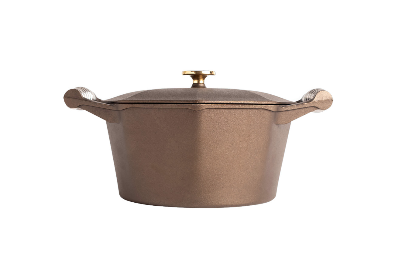 5 Quart Dutch Oven with Lid - side view